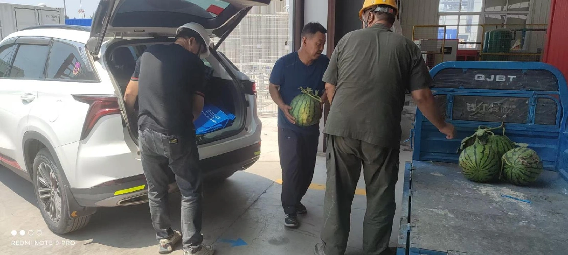 Enviando frieza no verão sufocante, unindo esforços para combater o calor extremo